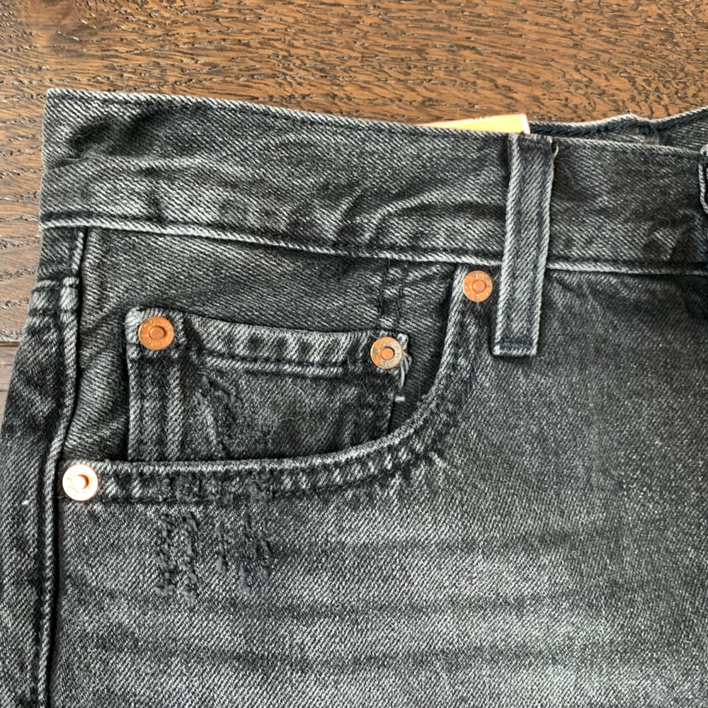 Levi's Women's 501 Shorts Mid Rise Signature Button Sz‎ 27 Black Distressed NWT - Picture 3 of 10